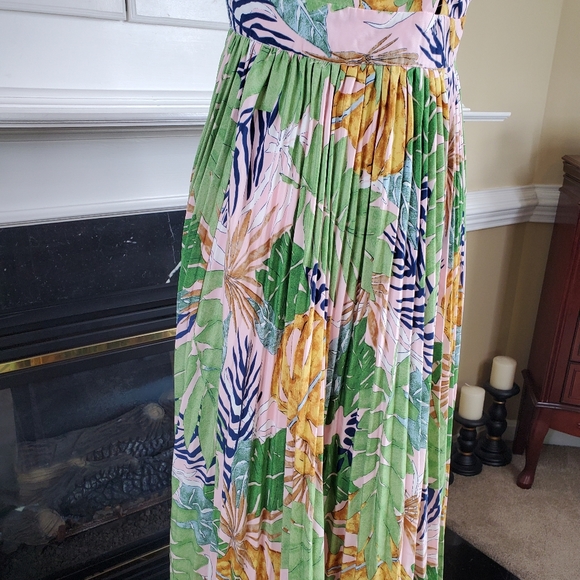 PLEATED FLORAL MAXI DRESS - Picture 3 of 7